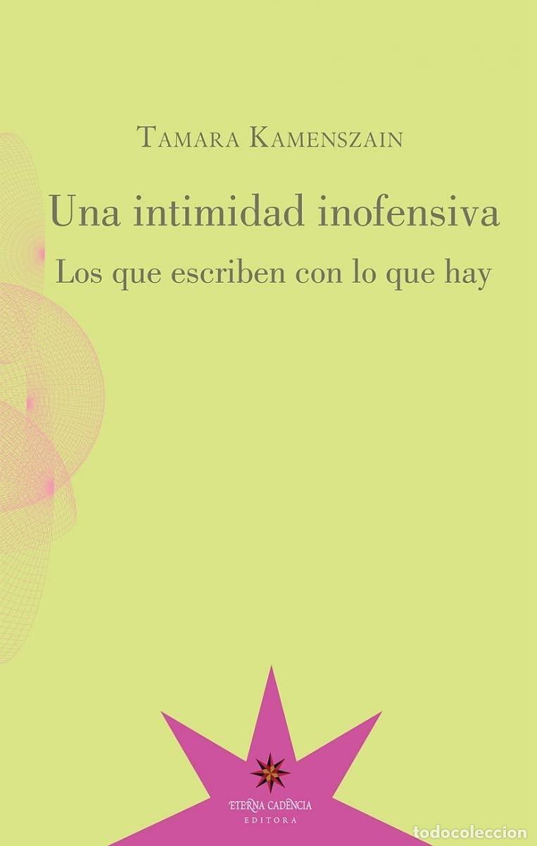 Libros de segunda mano: UNA INTIMIDAD INOFENSIVA (4ED): Los que escriben con lo que hay (ENSAYO)