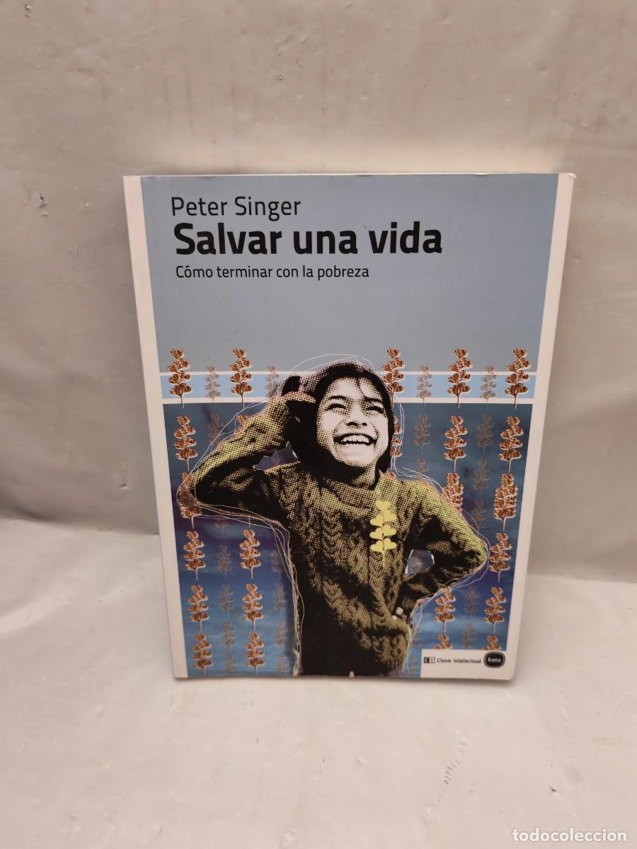 Libri di seconda mano: Salvar una vida: c&oacute;mo terminar con la pobreza (Primera edici&oacute;n)