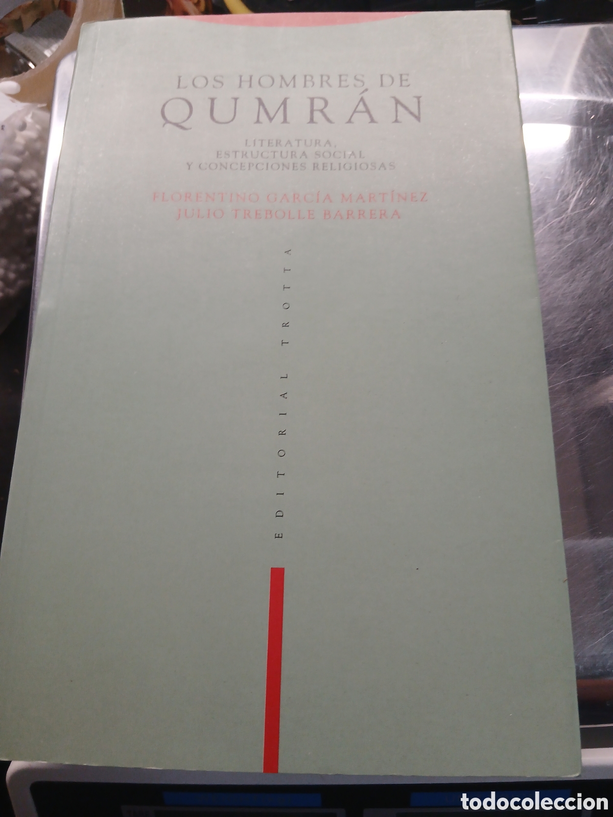 Libros de segunda mano: LOS HOMBRES DE QUMRAN .FLORENTINO GARC&Iacute;A MART&Iacute;NEZ. JULIO TREBOLLE BARRERA