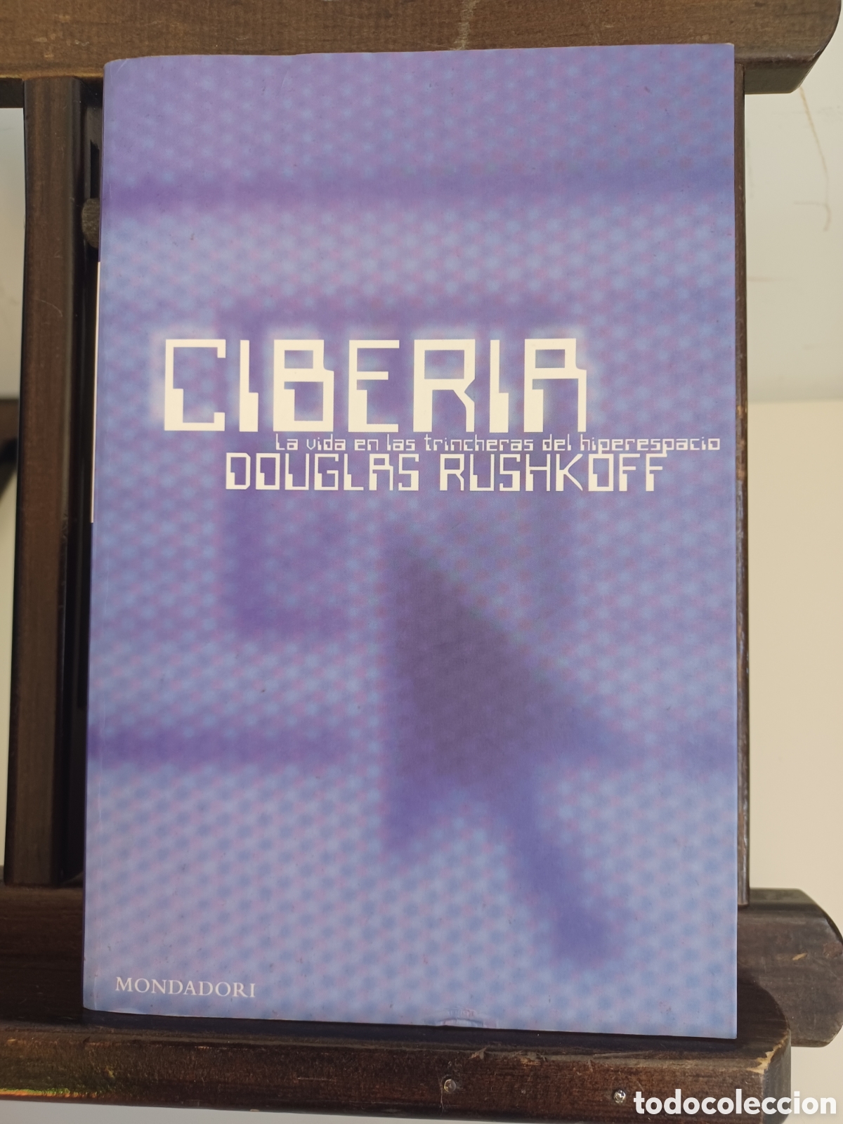 Livros em segunda m&atilde;o: Ciberia. La vida en las trincheras del hiperespacio/ Mondadori, 2000