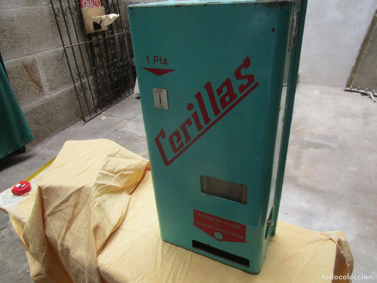 Libros de segunda mano: DISPENSADOR DE CERILLAS AZCOYEN CON MONEDAS - 65X34X15 APROX 25KG - MECANISMOS LIGEROS, NO PROBADO.