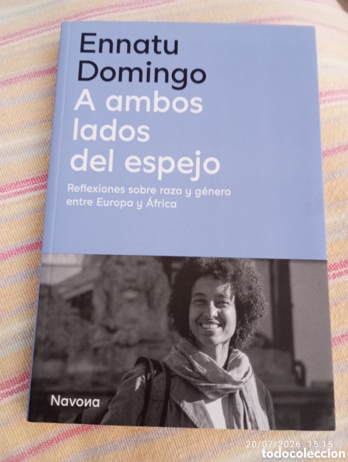 Libros de segunda mano: A Ambos lados del espejo .Ennatu Domingo . Reflexiones sobre raza y genero en Africa . Navona