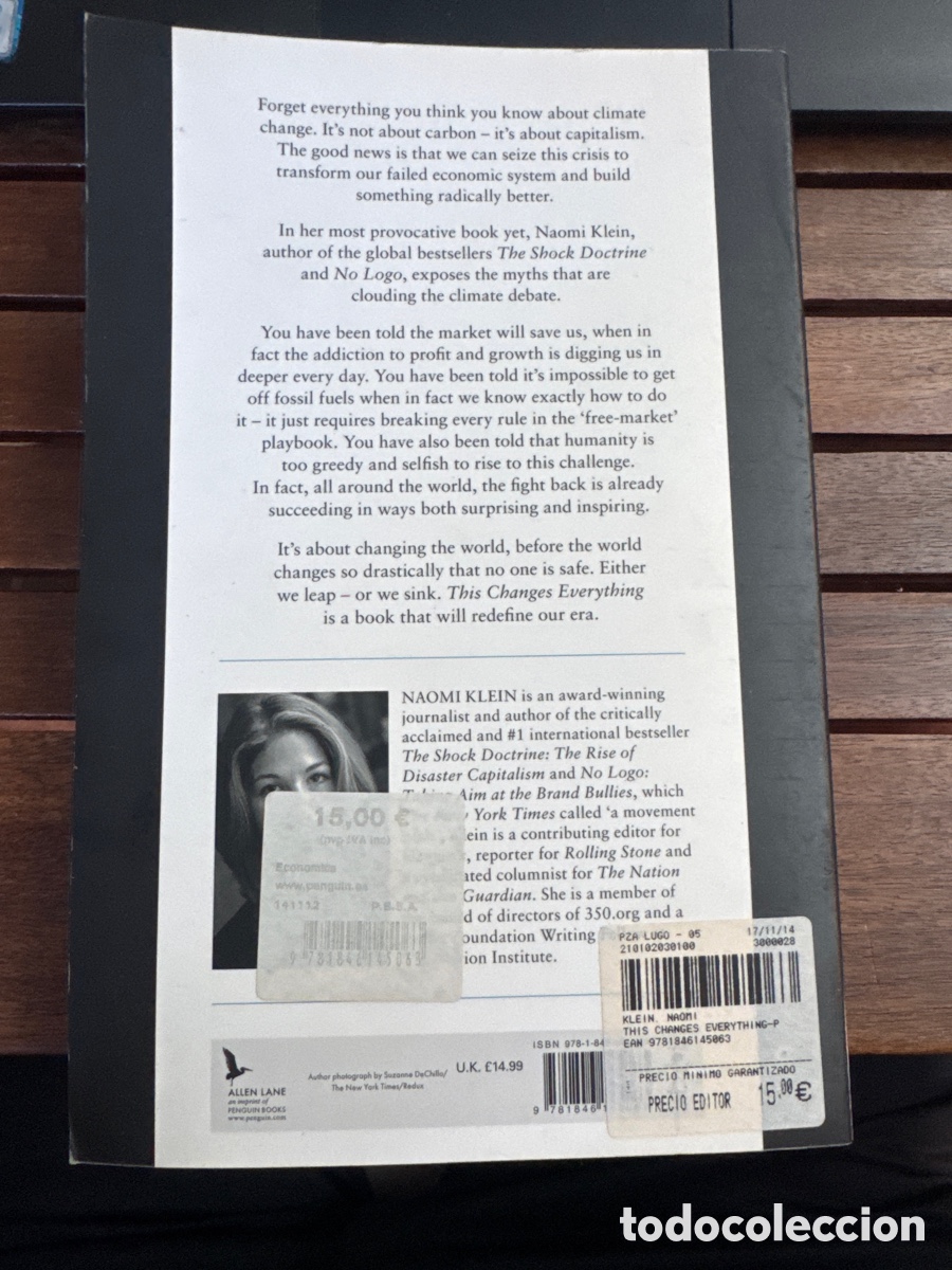 Libros de segunda mano: This changes everything Naomi Klein 2014 Green Penguin en ingl&eacute;s - Foto 2