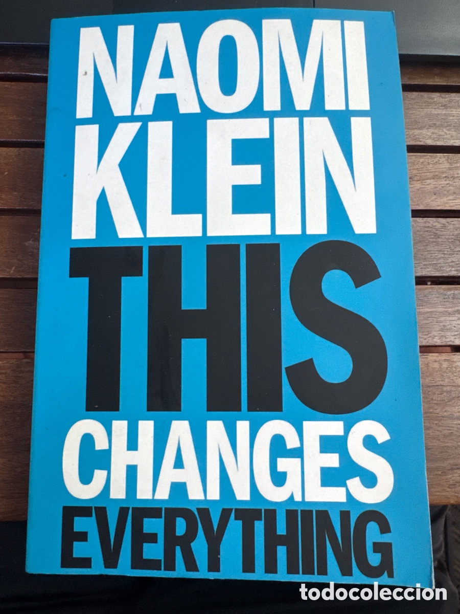Libros de segunda mano: This changes everything Naomi Klein 2014 Green Penguin en ingl&eacute;s - Foto 1