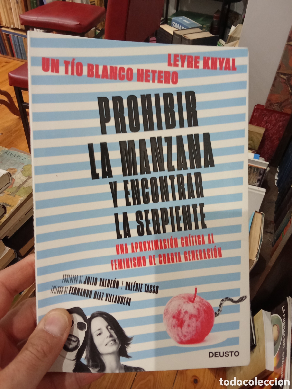 Libros de segunda mano: Prohibir la manzana y encontrar la serpiente - Leyre Khyal / Un t&iacute;o blanco hetero - Deusto