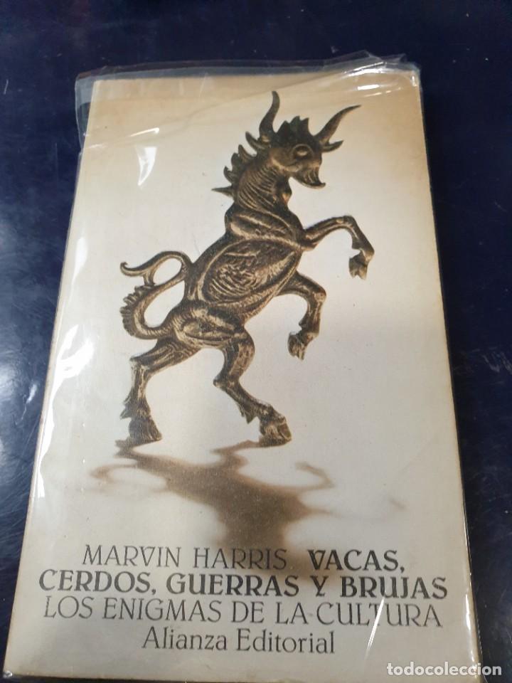 Libros de segunda mano: vacas cerdos guerras y brujas - Foto 1