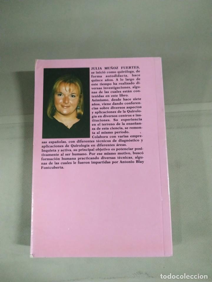 Libros de segunda mano: Tus Manos Una Respuesta - Julia Muñoz Fuertes. Decálogo - Foto 2 - 298351153
