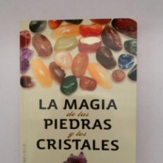 Libros de segunda mano: LA MAGIA DE LAS PIEDRAS Y LOS CRISTALES (PLAST 4). Lote 363825360