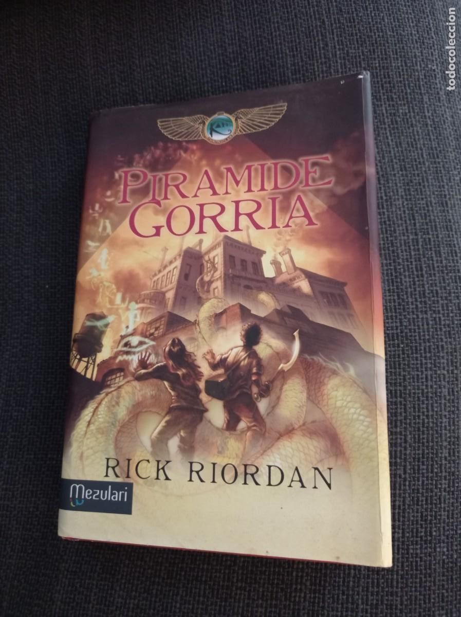 Libros de segunda mano: Libro Piramide gorria. Rick Riordan. Mezulari 2011. - Foto 1