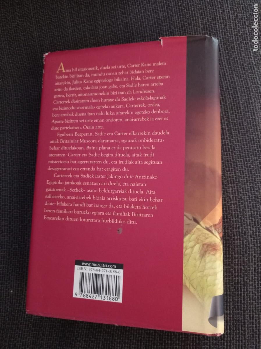 Libros de segunda mano: Libro Piramide gorria. Rick Riordan. Mezulari 2011. - Foto 2