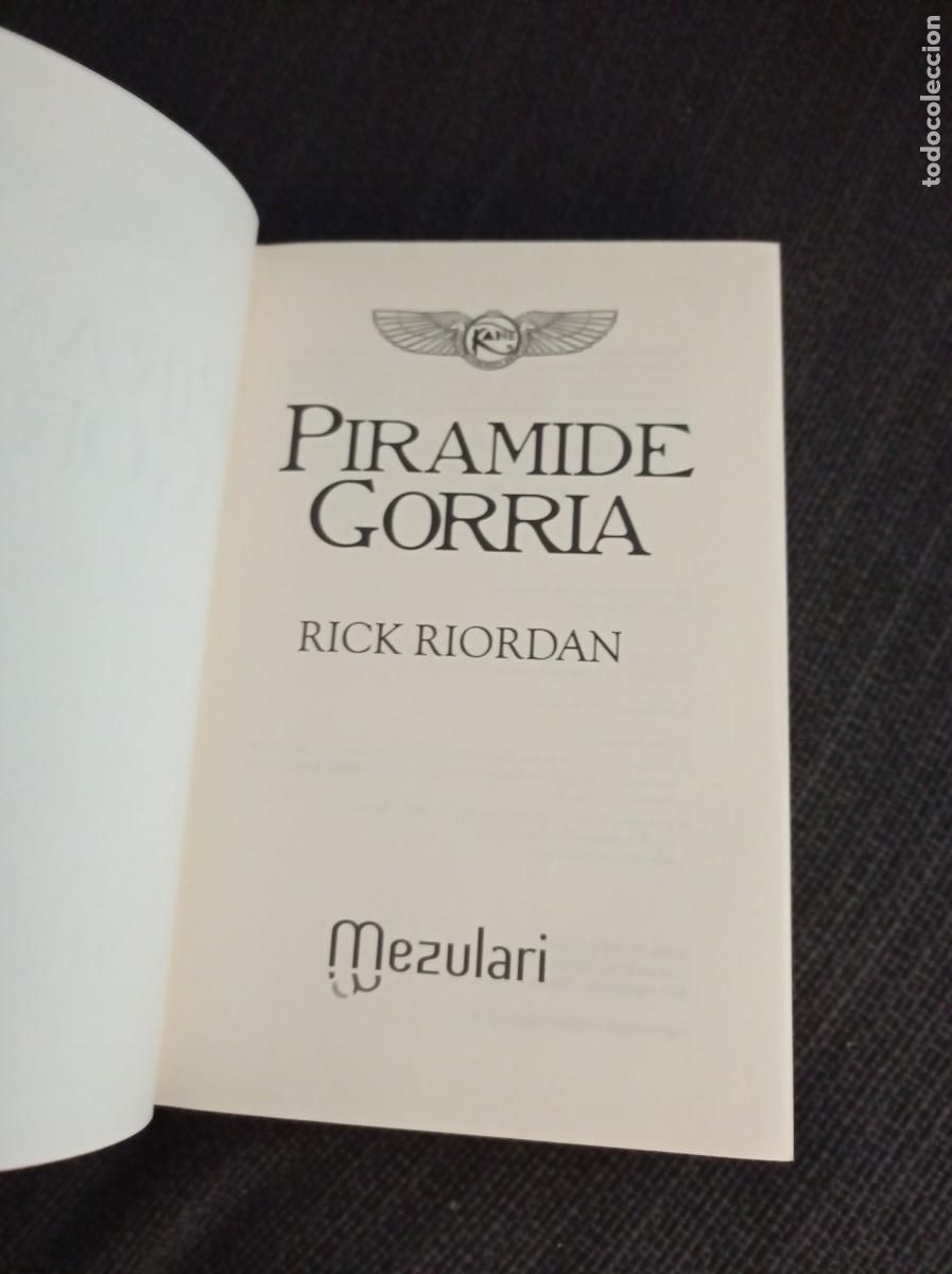 Libros de segunda mano: Libro Piramide gorria. Rick Riordan. Mezulari 2011. - Foto 4