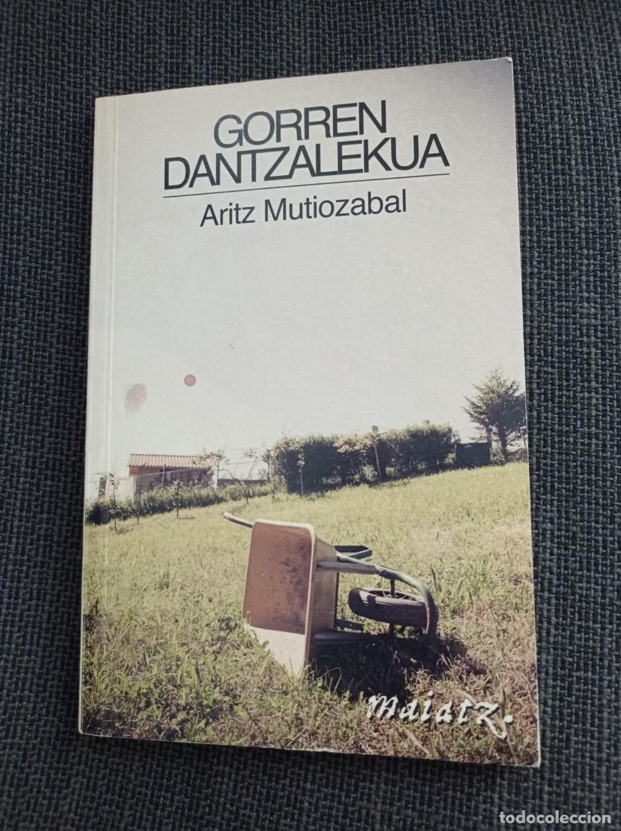 Libros de segunda mano: Libro Gorren dantzalekua. Aritz Mutiozabal. Maiatz 2013. - Foto 1