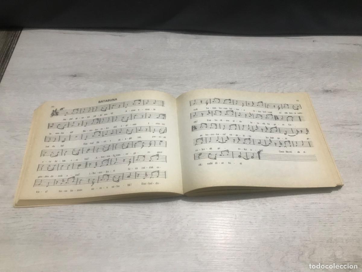 Libros de segunda mano: Libro Herria Oihuka cancionero en euskera - Foto 5