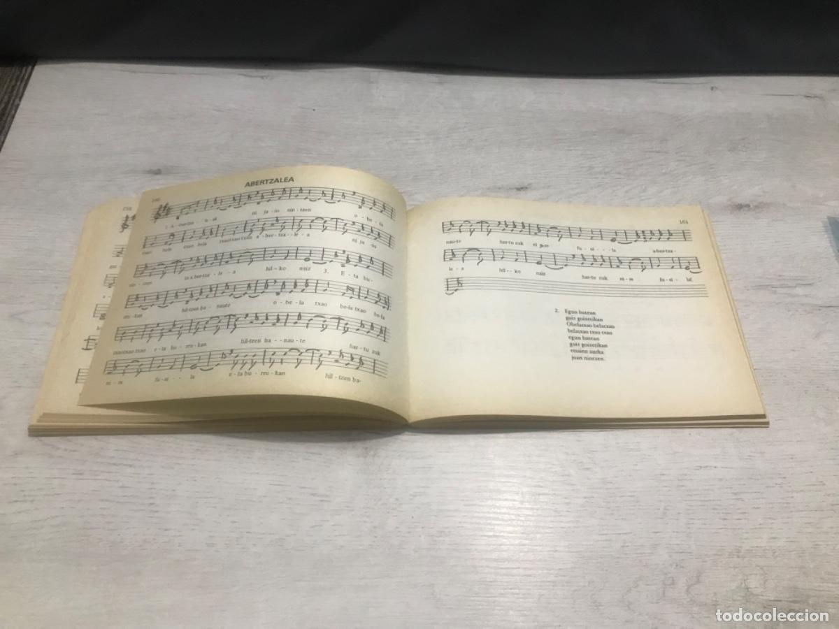 Libros de segunda mano: Libro Herria Oihuka cancionero en euskera - Foto 6