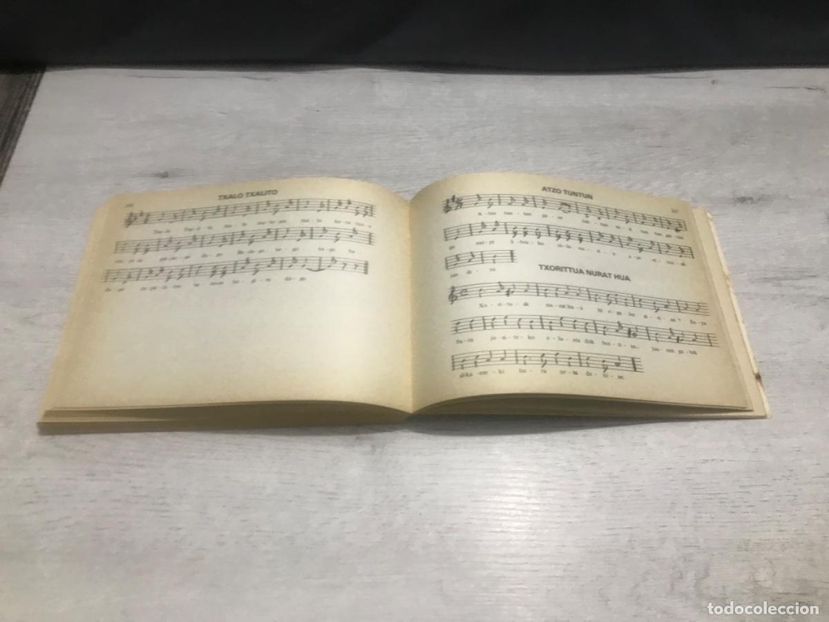 Libros de segunda mano: Libro Herria Oihuka cancionero en euskera - Foto 7