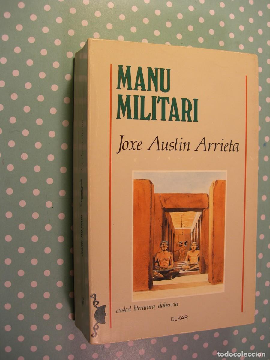 Libros de segunda mano: MANU MILITARI / JOXE AUSTIN / EUSKERA - Foto 1