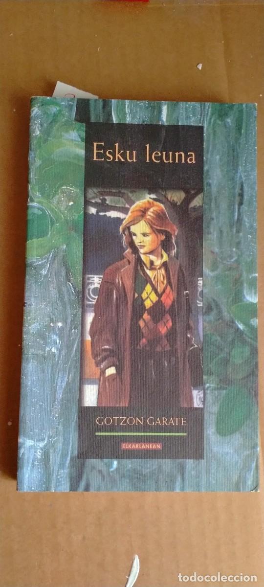 Libros de segunda mano: ESKU LEUNA. GOTZON GARATE. ELKARLANEAN, 1999 - Foto 1