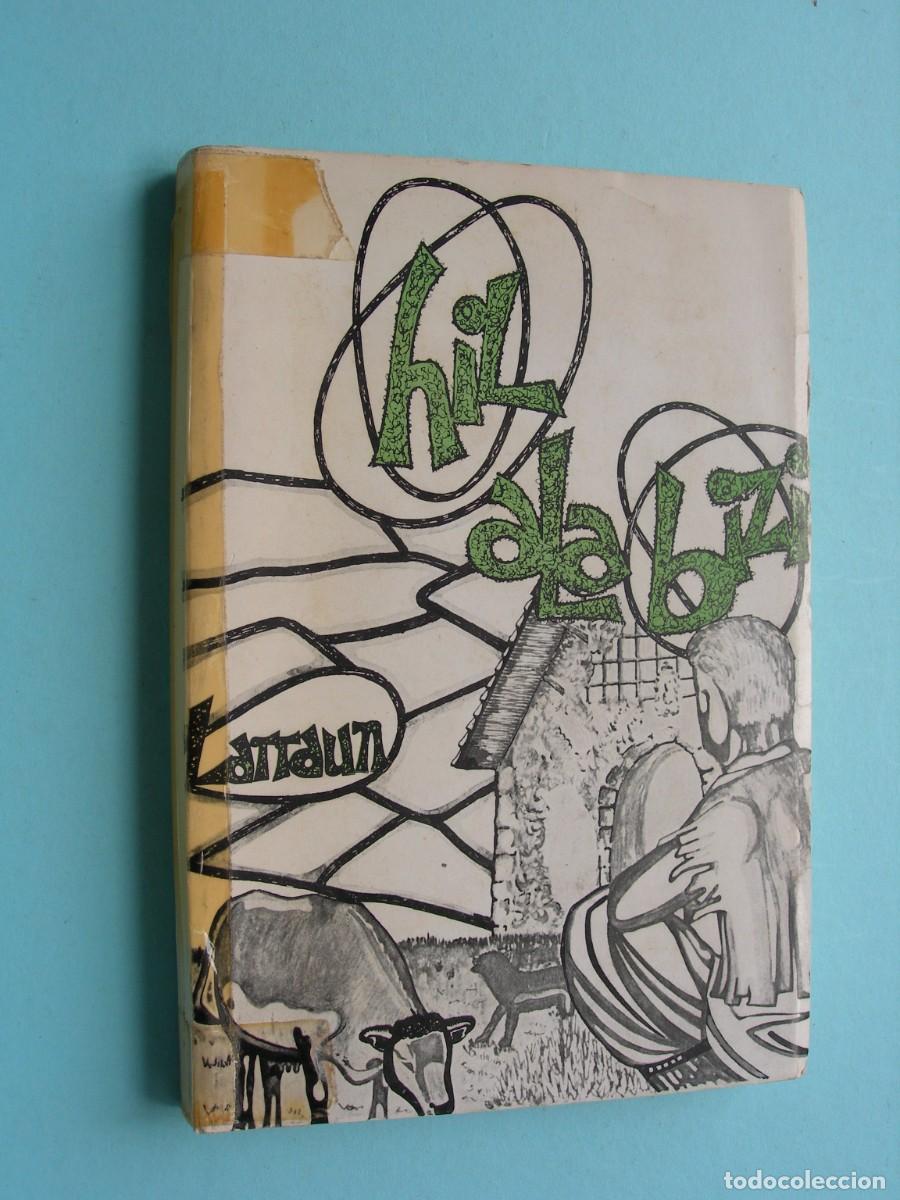 Libros de segunda mano: HIL ALA BIZI / LARRAUN / EUSKERA