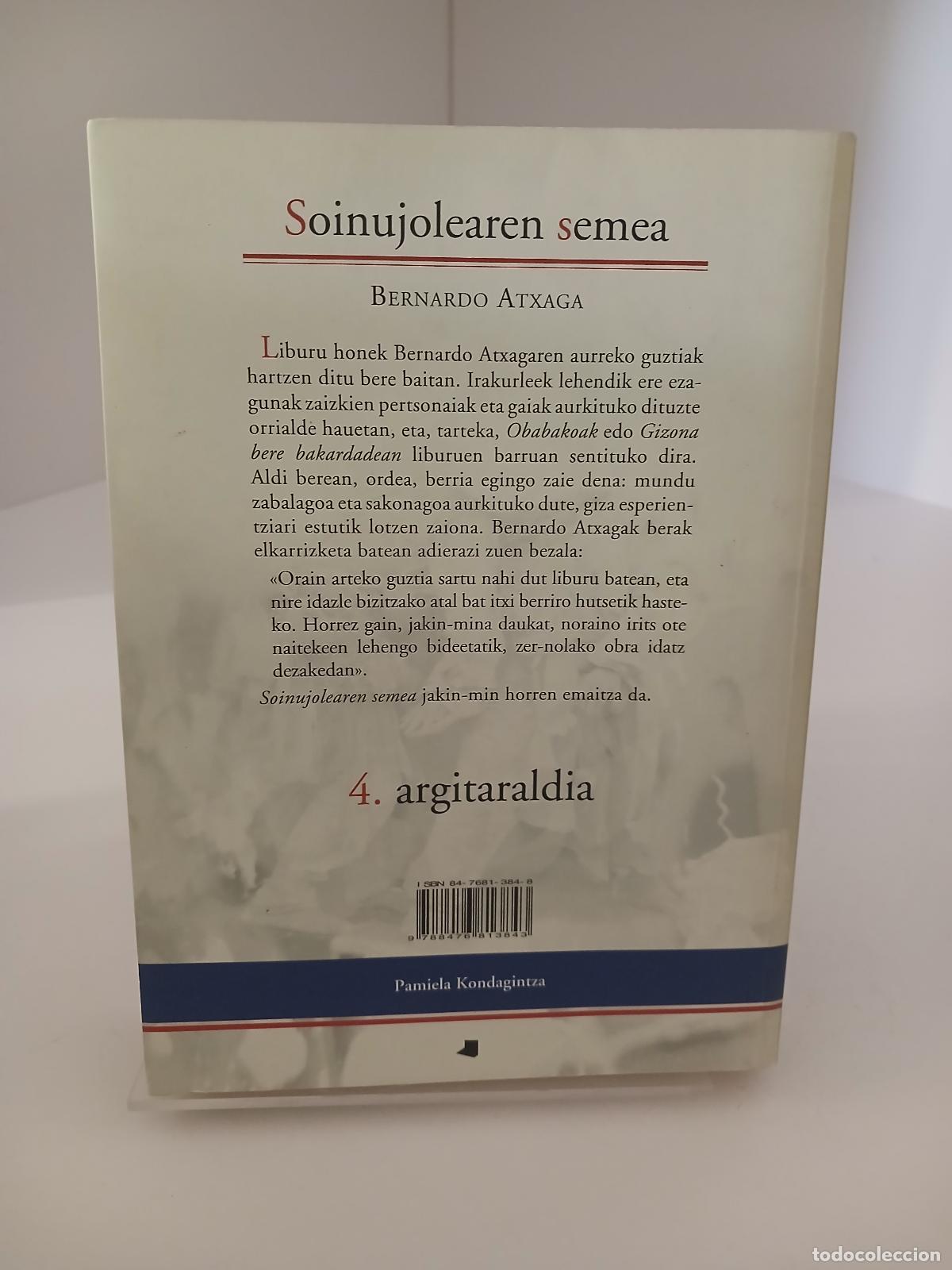 Libros de segunda mano: Soinujolearen semea - Bernardo Atxaga - Foto 2