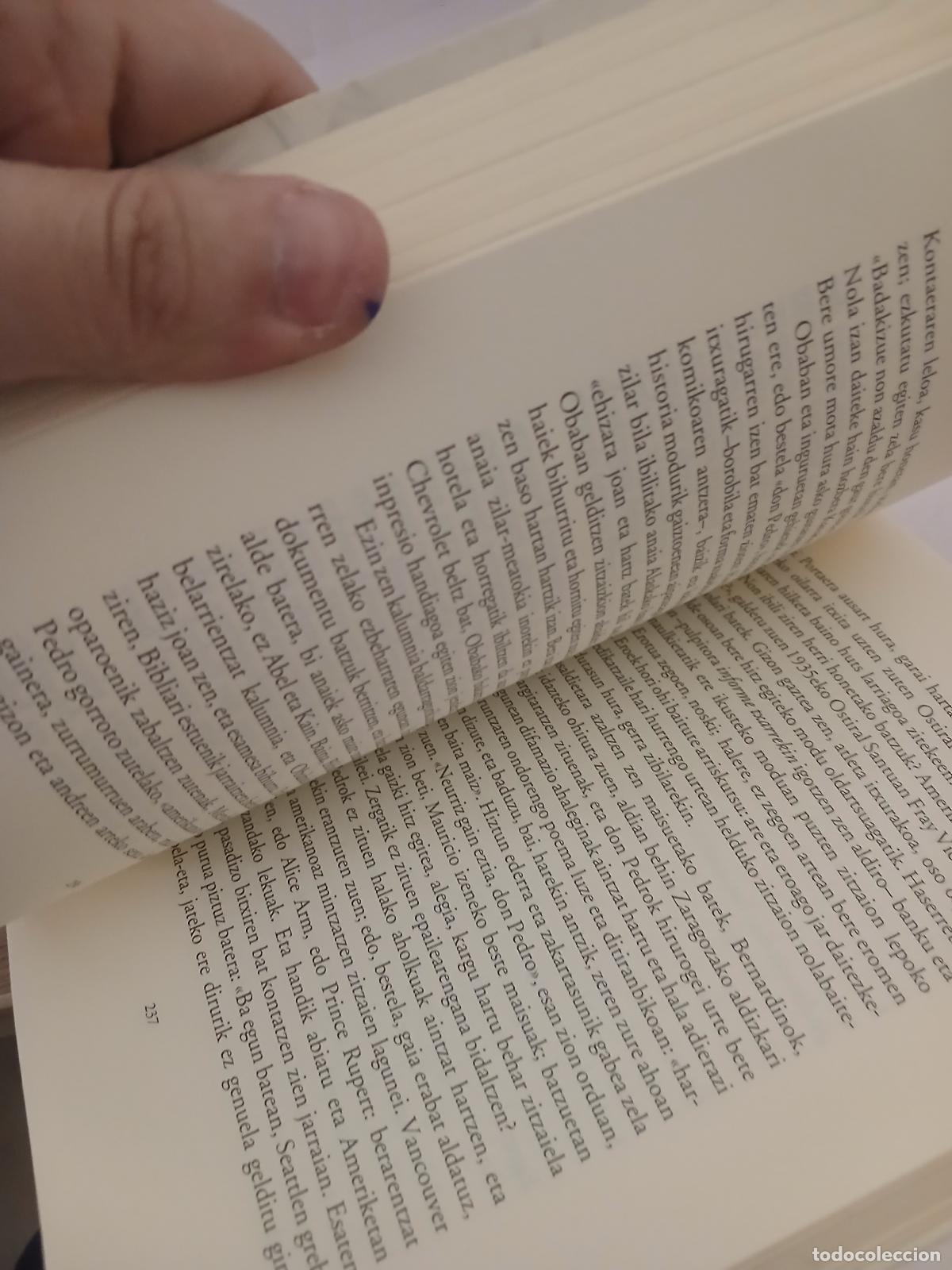 Libros de segunda mano: Soinujolearen semea - Bernardo Atxaga - Foto 3