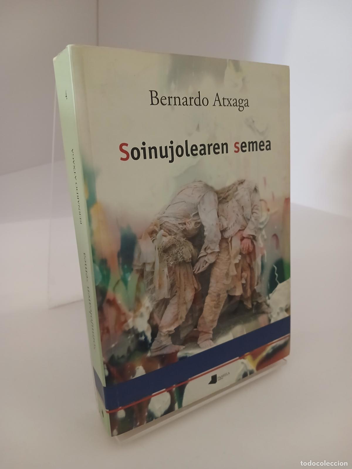 Libros de segunda mano: Soinujolearen semea - Bernardo Atxaga - Foto 1