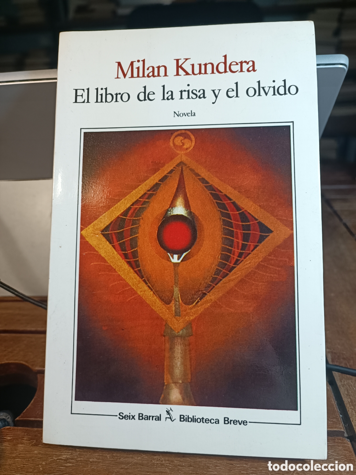 Libros de segunda mano: El libro de la risa y el olvido Milan kundera seix barral - Foto 1