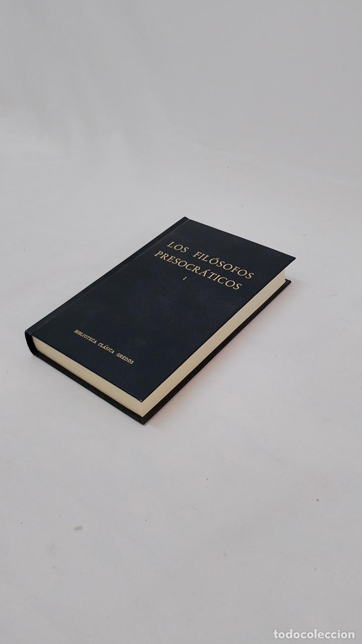 Libros de segunda mano: LOS FIL&Oacute;SOFOS PRESOCR&Aacute;TICOS 842493511X