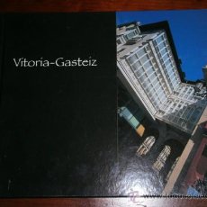 Libros de segunda mano: VITORIA GASTEIZ POR MIKEL TELLERÍA Y QUINTAS FOTÓGRAFOS DE AYUNTAMIENTOS DE VITORIA EN 2004. Lote 26407453