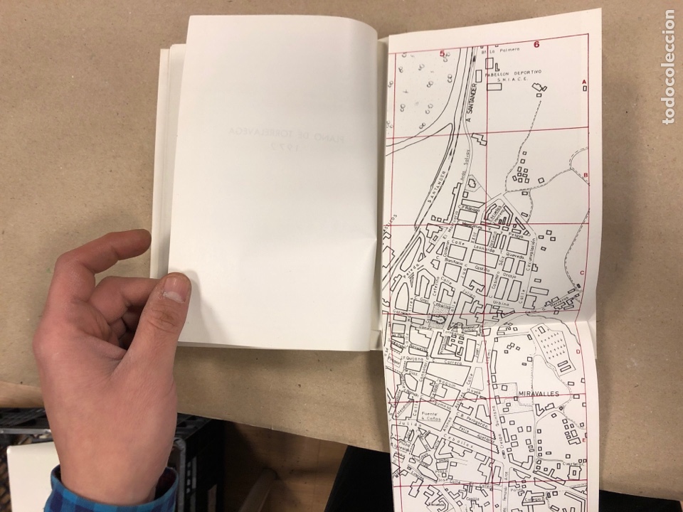 Libros de segunda mano: GU&Iacute;A DE TORRELAVEGA 1972. - Foto 4