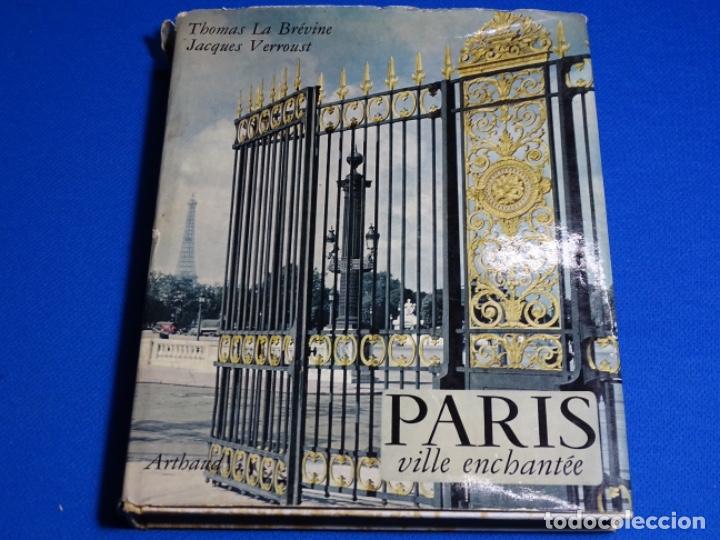 Libros de segunda mano: LIBRO PARIS VILLE ENCHANTEE.THOMAS LA BREVINE.CON PLANA.