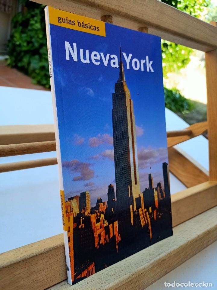 Libros de segunda mano: NUEVA YORK GU&Iacute;AS B&Aacute;SICAS EDICIONES B 2002 - Foto 2