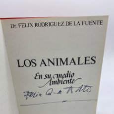 Libros de segunda mano: LOS ANIMALES EN SU MEDIO AMBIENTE FÉLIX RODRÍGUEZ DE LA FUENTE LIBRO FIRMADO AÑOS 70. Lote 271533743