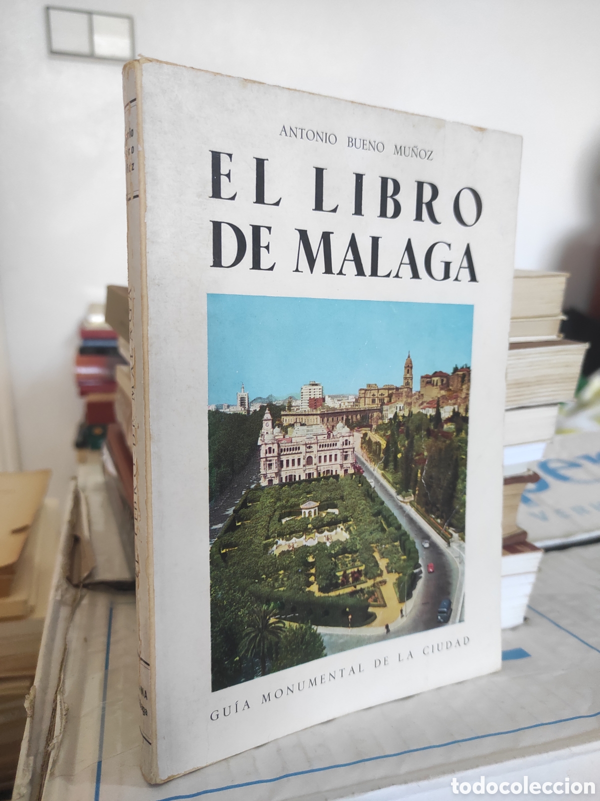 Libri di seconda mano: El libro de M&aacute;laga / Antonio Bueno Mu&ntilde;oz 1950 Gu&iacute;a monumental de la ciudad. Edicion facsimil