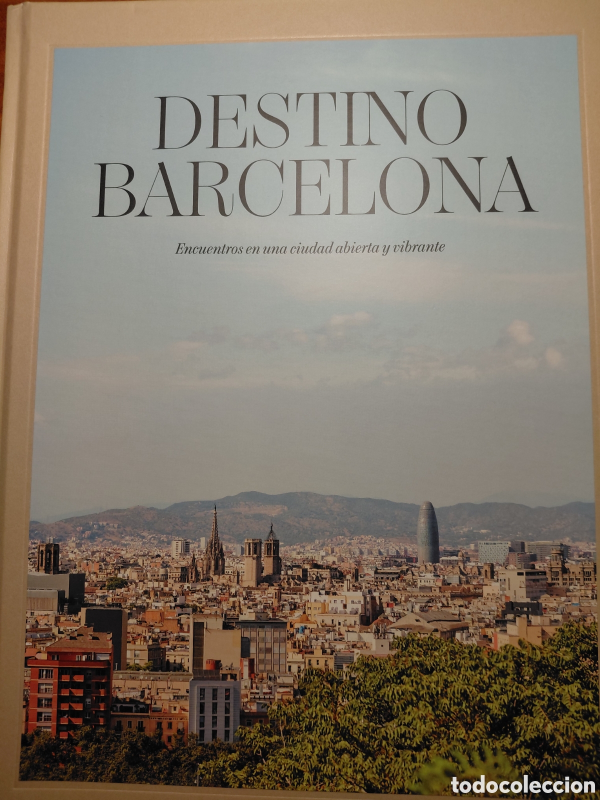 Libros de segunda mano: DESTINO BARCELONA. ENCUENTROS EN UNA CIUDAD ABIERTA Y VIBRANTE