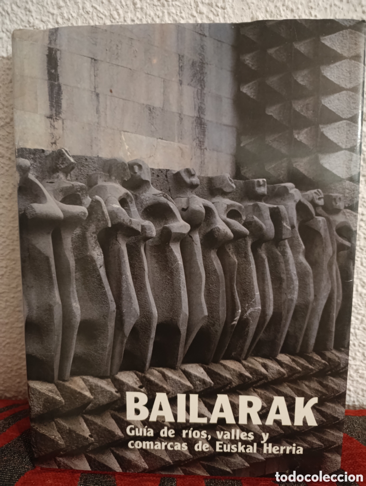 Libri di seconda mano: Libro BAILARAK - Gu&iacute;a de r&iacute;os, valles y comarcas de Euskal Herria (Oteiza en portada)