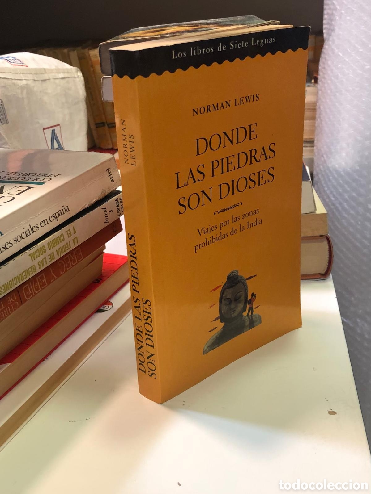 Second hand books: Donde las piedras son dioses. Viajes por las zonas prohibidas de la India- Norman Lewis
