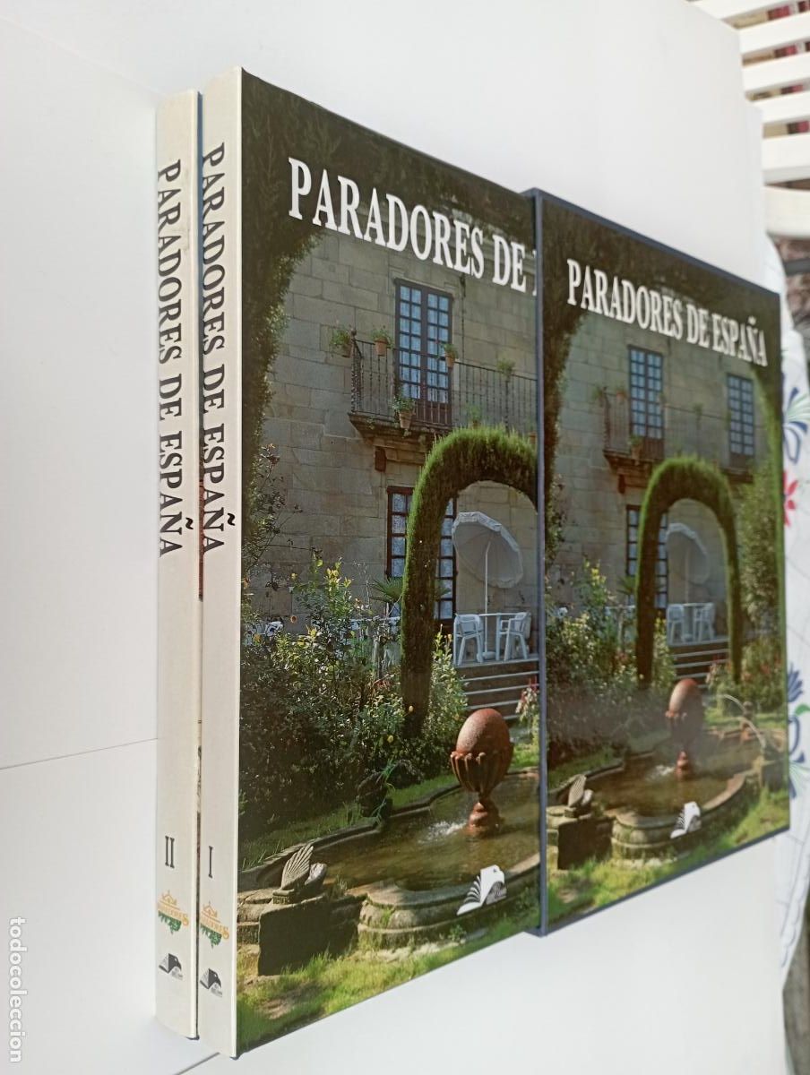 Libros de segunda mano: PARADORES DE ESPA&Ntilde;A Tomos I y II (Obra completa en estuche, Primera edici&oacute;n, tapa dura) como nuevos