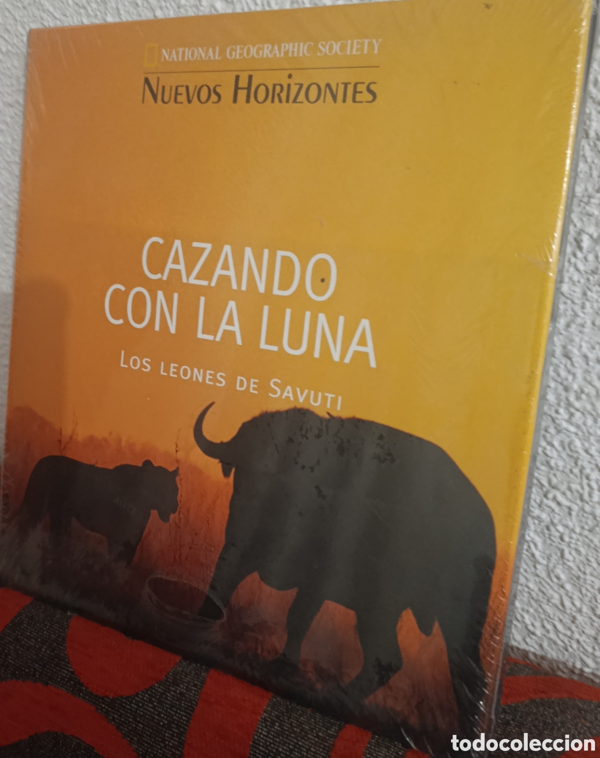 Libros de segunda mano: NUEVO/PRECINTADO] Cazando con la Luna: Los leones de Savuti - National Geographic