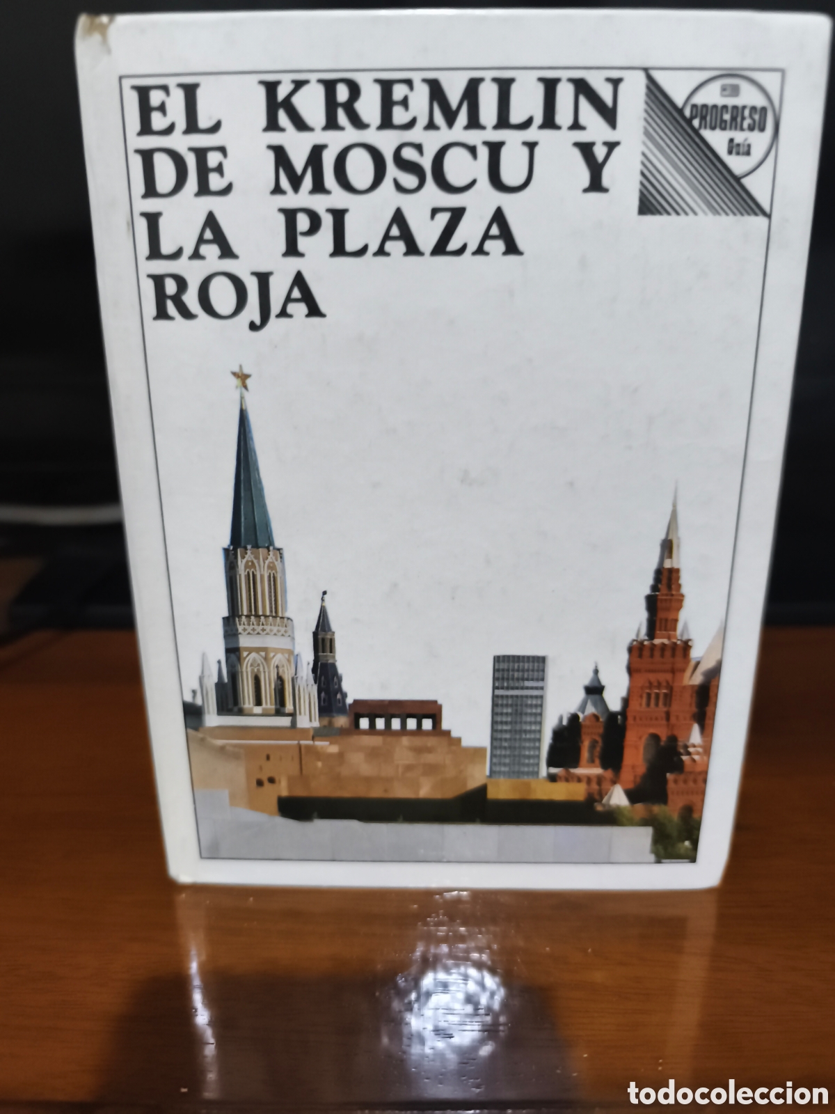 Libros de segunda mano: Guia sovi&eacute;tica del Kremlin y La Plaza Roja de Mosc&uacute;