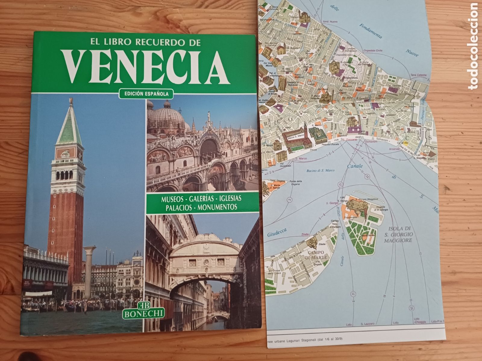 Libros de segunda mano: El libro recuerdo de Venecia gu&iacute;a con fotos y mapa plano
