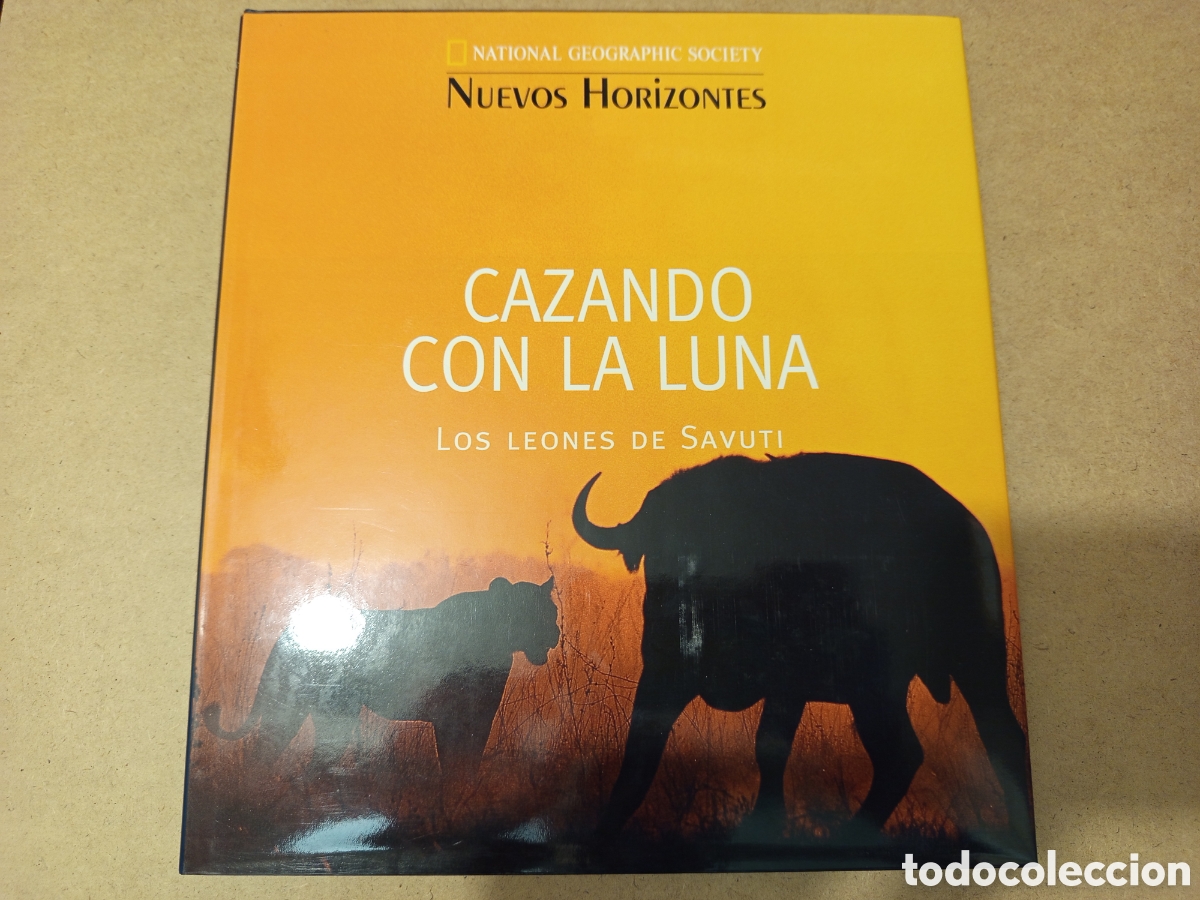 Libros de segunda mano: CAZANDO CON LA LUNA. LOS LEONES DE SAVUTI (TEXTO DE DERECK JOUBERT) NATIONAL GEOGRAPHIC
