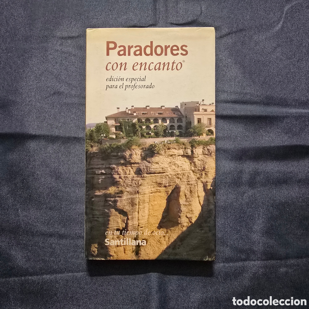 Libros de segunda mano: PARADORES CON ENCANTO (SANTILLANA)