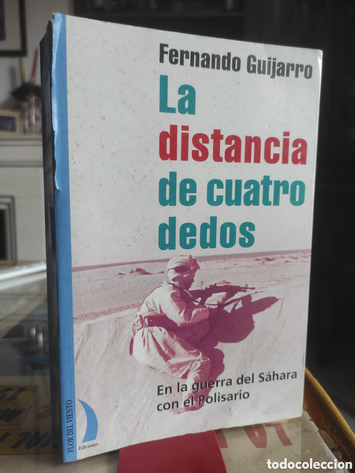 Libros de segunda mano: LA DISTANCIA DE CUATRO DEDOS. En la guerra del S&aacute;hara con el Polisario. - GUIJARRO, FERNANDO.