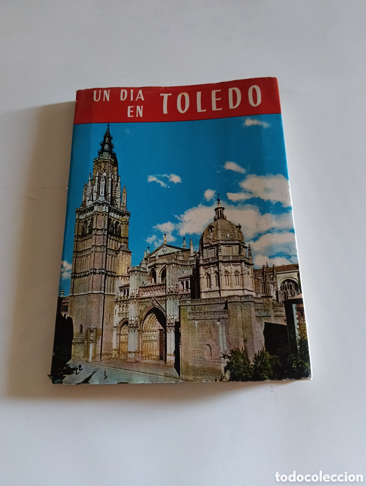 Libros de segunda mano: LIBRO UN D&Iacute;A EN TOLEDO GUIA ILUSTRADA