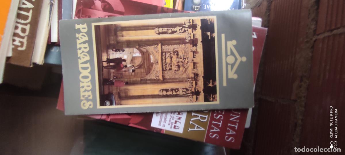 Libros de segunda mano: Paradores. Libro- Gu&iacute;a
