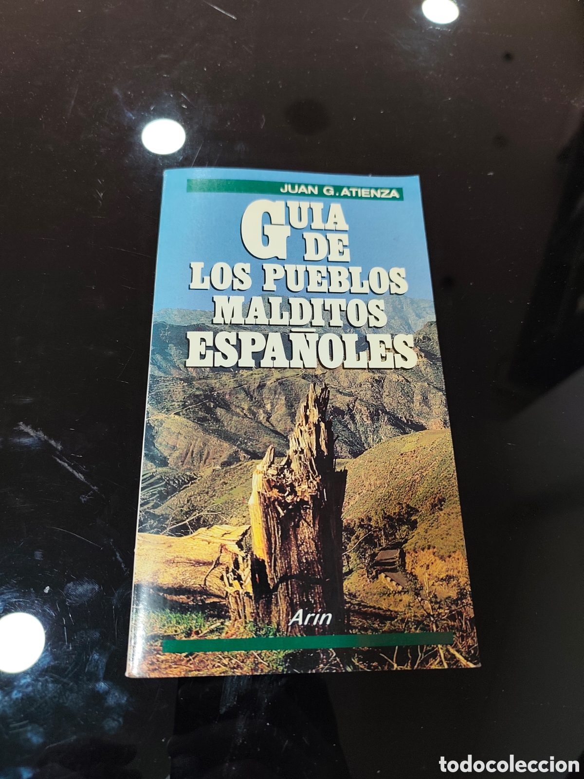 Libros de segunda mano: Gu&iacute;a de los pueblos malditos espa&ntilde;oles. Juan G. Atienza