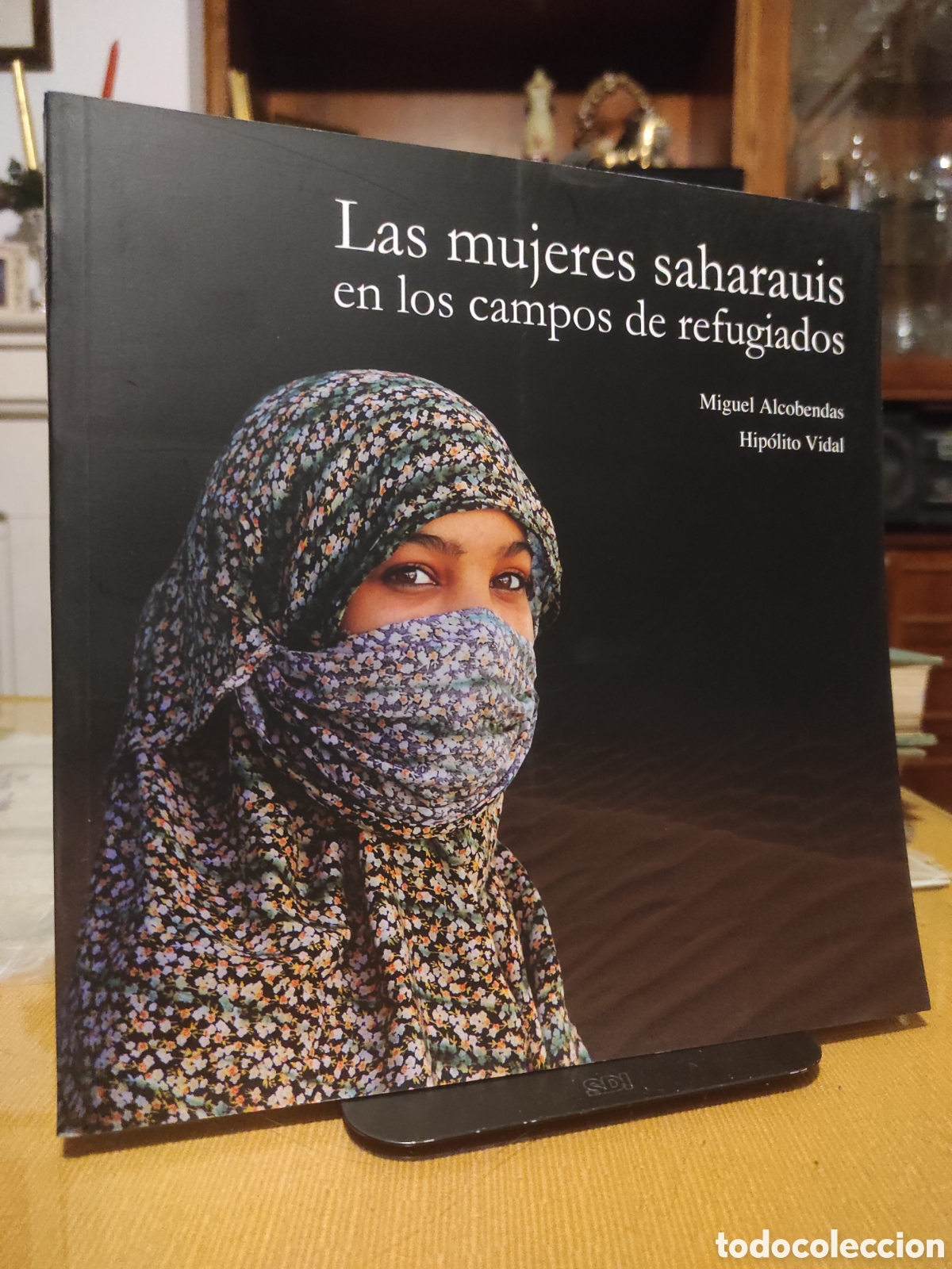 Libros de segunda mano: Las mujeres saharauis en los campos de refugiados. Miguel Alcobendas, Hip&oacute;lito Vidal
