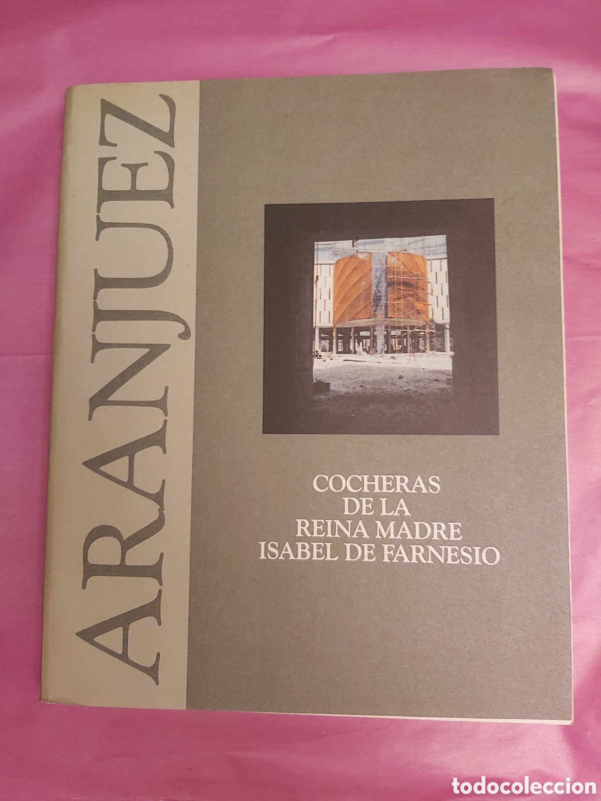 Libros de segunda mano: ARANJUEZ COCHERAS DE LA REINA MADRE ISABEL DE FARNESIO COMUNIDAD DE MADRID 1992