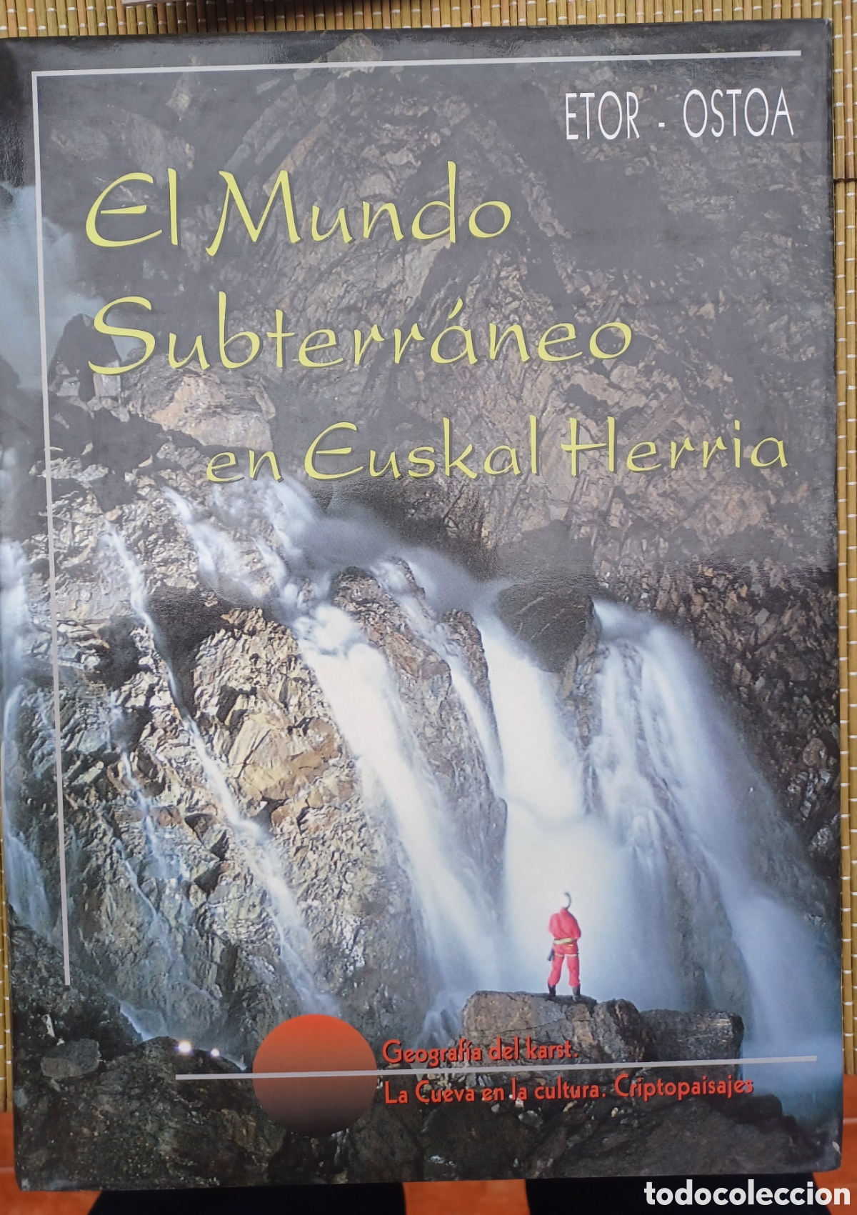 Libros de segunda mano: EL MUNDO SUBTERR&Aacute;NEO EN EUSKAL HERRIA. VV.AA. EDITA ETOR- OSTOA 1997.