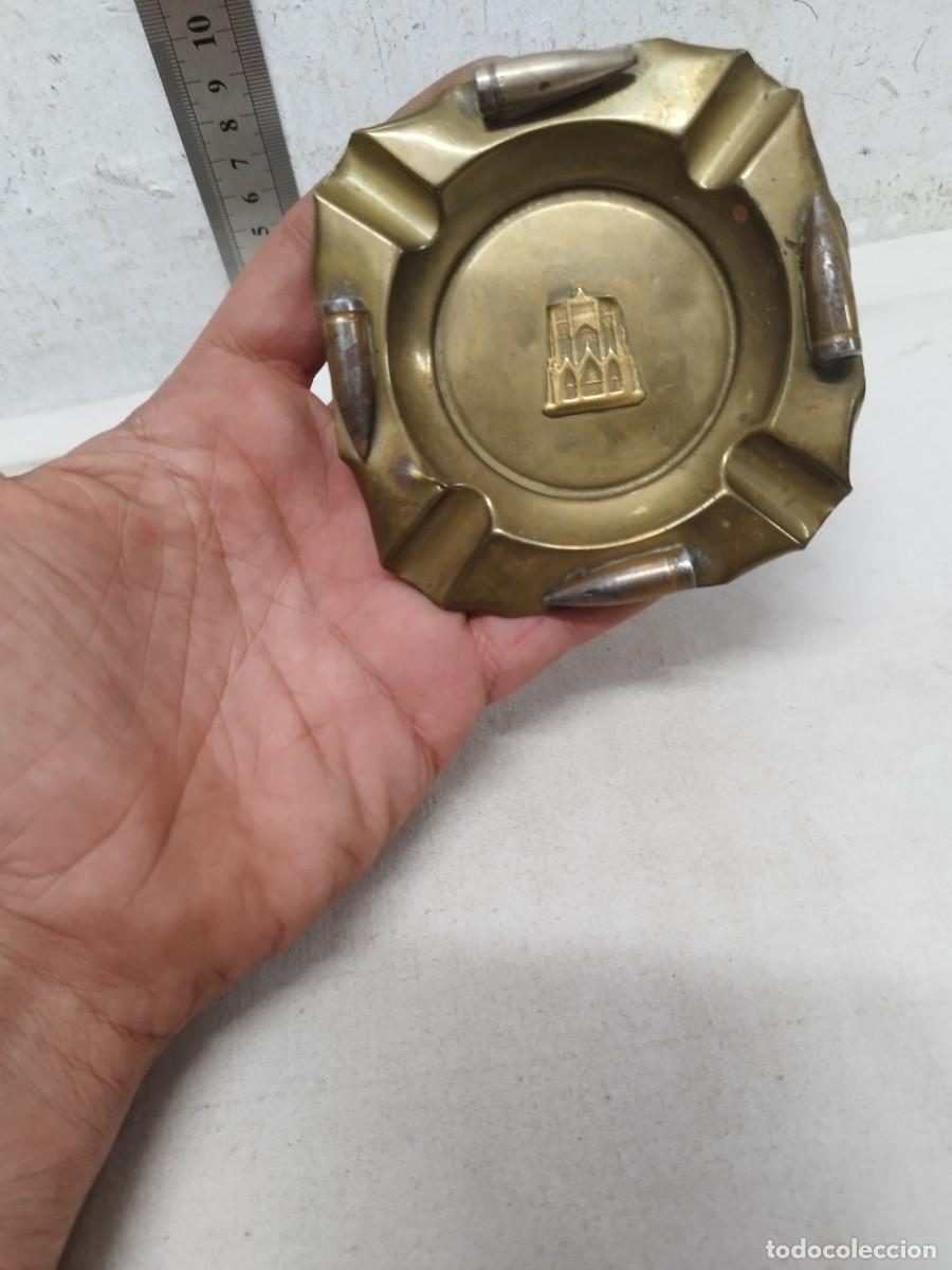 Second hand books: Antiguo cenicero de Guerra Civil o I Guerra mundial. Con proyectiles de bala. En cobre o Aram.